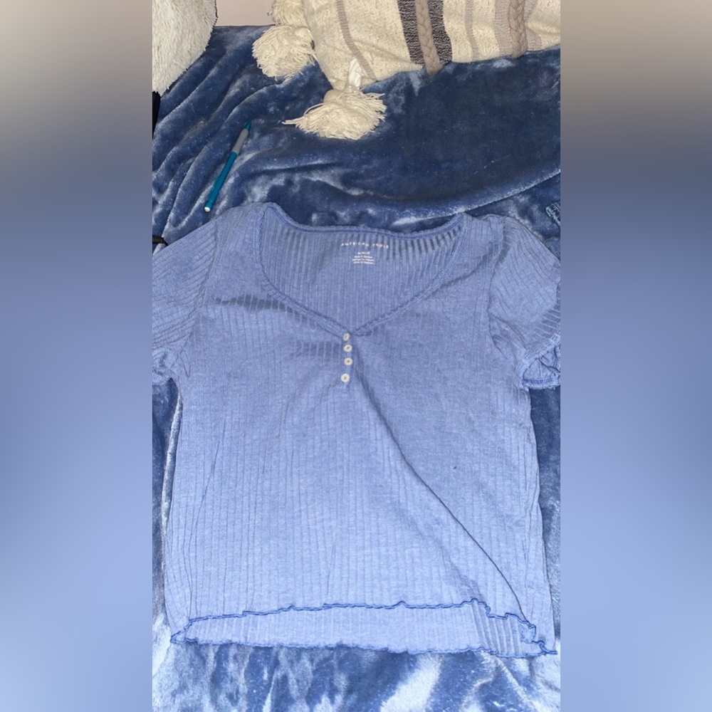 American Eagle crop t-shirt. worn a couple of times.